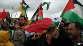 The body of Jawaher Abu Rahmeh is carried by Palestinians in Bilin (1 January 2010)