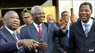 Laurent Gbagbo (L) with Presidents Boni Yayi of Benin (R) and Ernest Koroma of Sierra Leone (C) on 28 December 2010