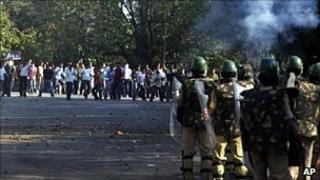 Pro-Telangana protestors clash with police on 6 January 2010