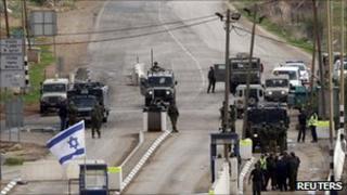 Israeli troops at the checkpoint near Nablus (8 Jan 2011)