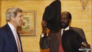 Salva Kiir (right) holds a hat he received from US Senator John Kerry during their meeting in Juba, 8 January 2011
