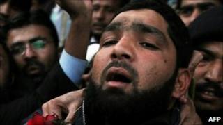 Мумтаз Кадир покидает суд в Исламабаде 5 января