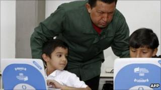 Venezuelan President Hugo Chavez watches children use computers (Jan 2011)
