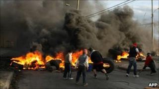 Protesters burn tyres in Punta Arenas, Chile (12 Jan 2011)