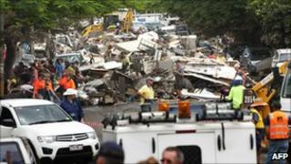 Volunteers clean up flood debris in Brisbane, Australia (16 Jan 2011)