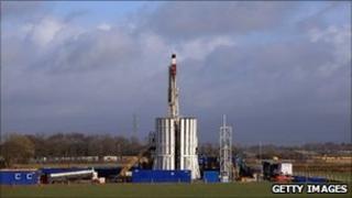 Буровая установка Cuadrilla Resources исследует сланцы Боуланда на газ, в четырех милях от Блэкпула 17 января 2011 года в Блэкпуле, Англия.