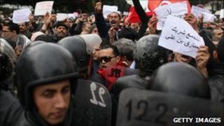 Police and protesters in Tunis, 20 January 2011