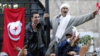 Protesters front of the Prime Minister's office in Tunis, 21 January 2011