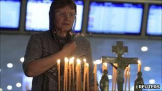 Woman attends religious service at Domodedovo airport (26 Jan 2011)
