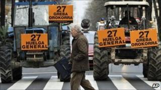 Banners calling for a general strike in Bilbao on 27 January