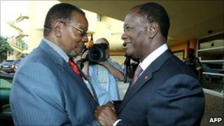 Ivory Coast's internationally recognised leader Alassane Ouattara (right), shakes hands with African Union chief and Malawian President Bingu wa Mutharika (left) on 25 January 2011 in Abidjan, Ivory Coast