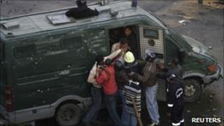 Plain clothes police officers detain protesters in Suez, Egypt (27 Jan 2011)