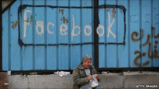 Ворота с надписью «Facebook» на площади Тахрир
