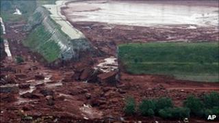 Breach in Ajka plant reservoir, 5 Oct 10