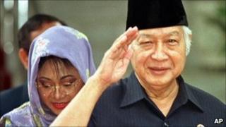 Former Indonesian President Suharto salutes after announcing his resignation. 21 May 1998