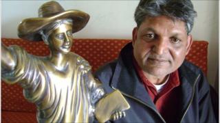 Доктор Чандра Бхан Прасад со статуей английской богини
