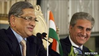 Indian Foreign Minister MS Krishna (L) and his Pakistani counterpart Shah Mehmood Qureshi hold a joint news conference in Islamabad in this July 15, 2010 file photo.