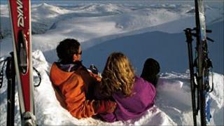 Skiing couple. Pic: Copyright of VisitScotland and ScottishViewpoint