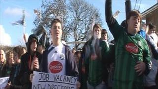 Protesting fans