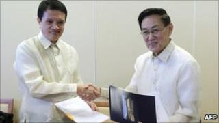 Philippine government representative Alexander Padilla (L) and Luis Jalandoni of the NDF at talks in Norway
