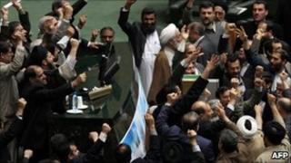 Члены иранского парламента протестуют против лидеров оппозиции после антиправительственных протестов