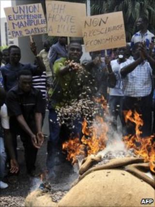 Protesting cocoa farmers