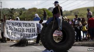Indigenous Panamanians block the Pan-American Highway to protest recent changes to the country's mining law, on the outskirts of Panama City, 18 February 2011