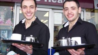 'Panini Pavarottis' serving up songs in Flintshire - BBC News