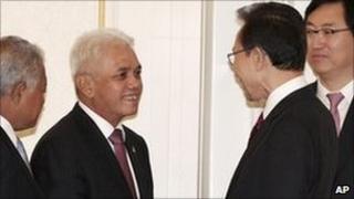 South Korean President Lee Myung-bak, second from right, with chief Indonesian delegate Hatta Rajasa, Seoul, South Korea, 16 Feb 2011