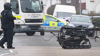 Bomb disposal team at restaurant (Picture by Eddie Mitchell)