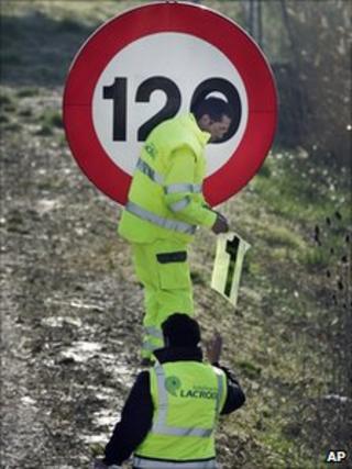 Highway workers reduce the speed limit near Zulueta, northern Spain (5 Mar 2011)