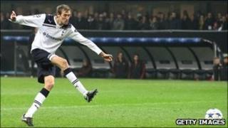 Peter Crouch scores for Tottenham against AC Milan