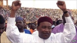 Nigerois opposition leader Mahamadou Issoufou on the campaign trail