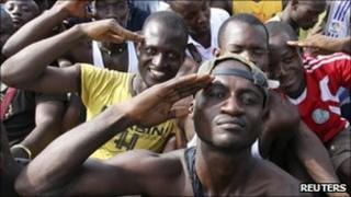 People waiting to join the army (21/03)