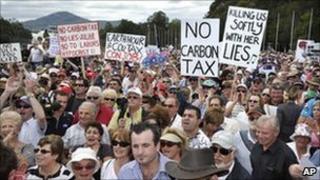 Протестующие против углеродного налога возле здания Парламента, Канберра, Австралия, среда, 23 марта 2011 г.