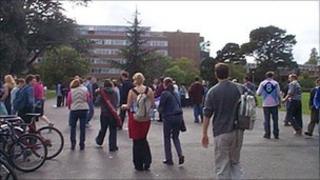 Reading University students say £9,000 fee is too high - BBC News