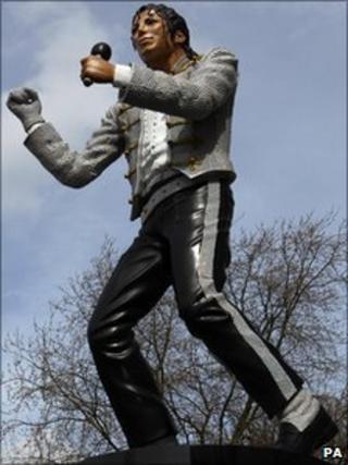 Michael Jackson Fulham Fc Statue Defended By Al Fayed Bbc News