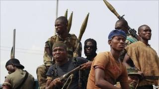 Troops loyal to Alassane Ouattara set up a checkpoint in Abidjan, 6 April 2011