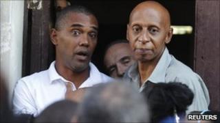 Cuban dissident Guillermo Farinas (r) and recently liberated dissident Angel Moya in Havana (18 March 2011).