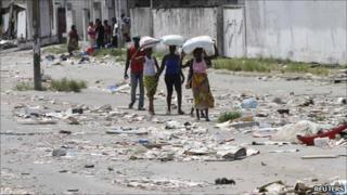 People through an Abidjan street with bags on their heads, April 7 2011