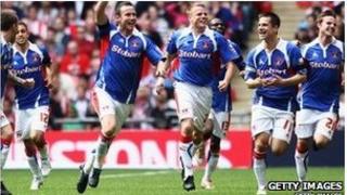 Carlisle celebrate Peter Murphy's goal