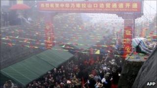 Indian and Chinese traders cross the China-India border