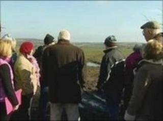 Pentrefwyr yn edrych ar y safle'r lagŵn slyri arfaethedig