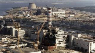 Чернобыльская АЭС после взрыва в апреле 1986 года (Рис: Октябрь 1986)