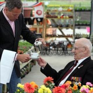 Nick Nairn serving tea to a veteran at the Erskine Garden Centre