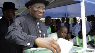 Goodluck Jonathan casting his vote on 16 April 2011