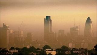 Туман и загрязнение нависают над горизонтом Лондона