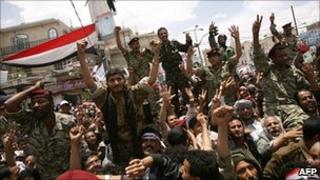 Yemeni soldiers join Sanaa protest