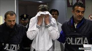 Police detain would-be hijacker at Fiumicino airport, 25 Apr 11