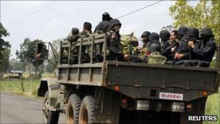Thai troops head towards the border on 26 April 2011